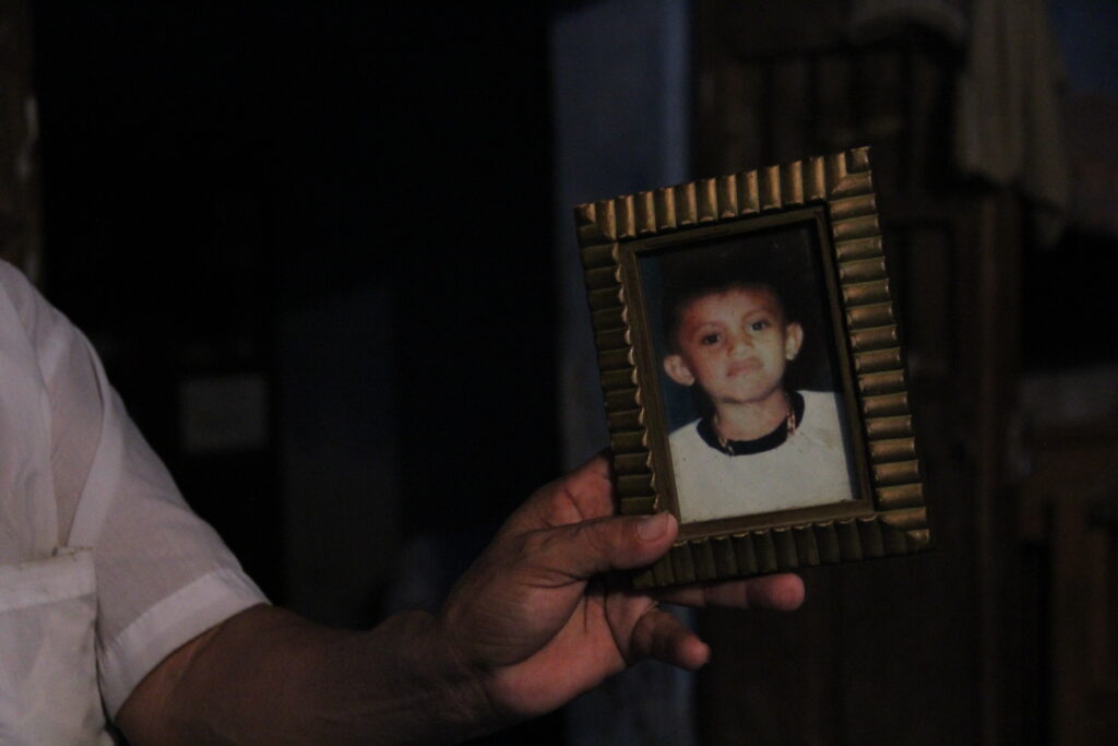 Alex Koyoc tenía 10 años cuando desapareció en los montes cercanos al municipio de Tetiz. Su padre aún espera que regrese a casa convertido en un brujo maya, Hmen.
